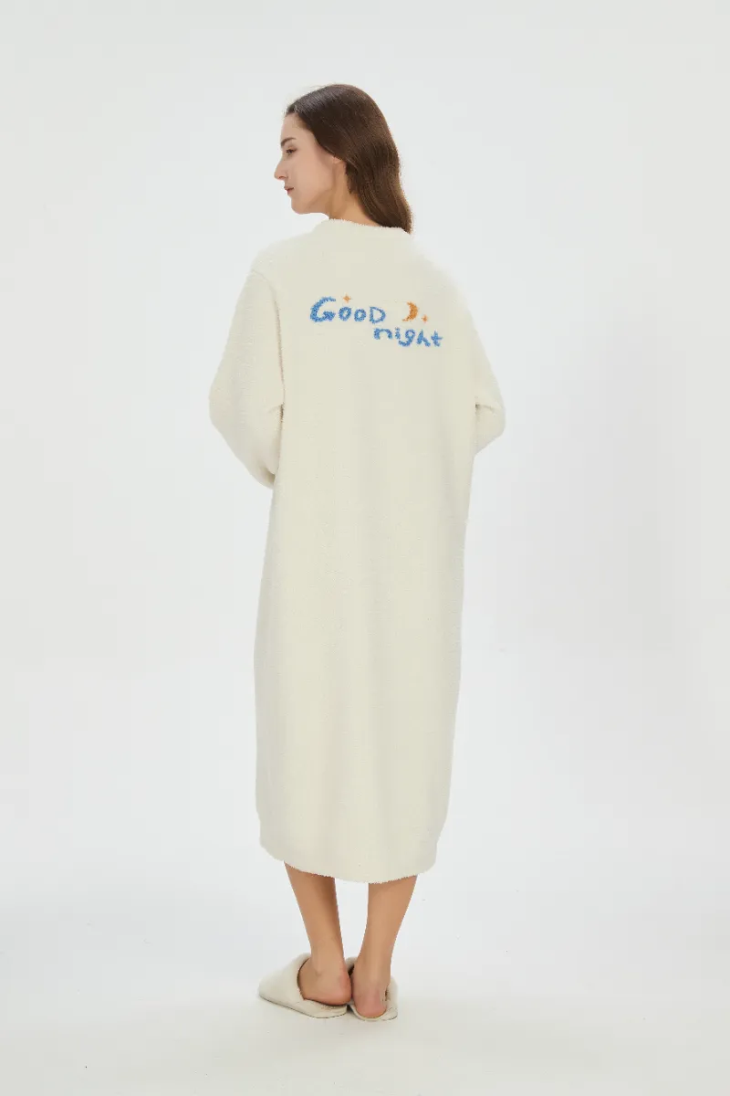 Emakumeentzako franela beige koloreko gau-jantzia