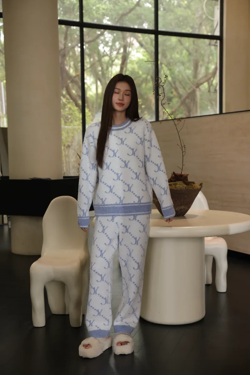 Emakumeentzako polar bigunetako pijama